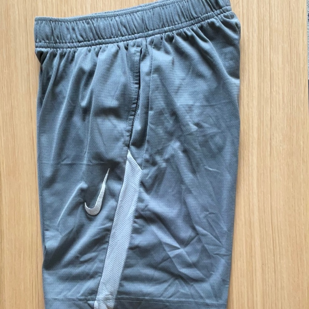 Nike Dri-Fit Boy’s 2-Tone Gray/White Athletic Shorts with Side Pockets Size M